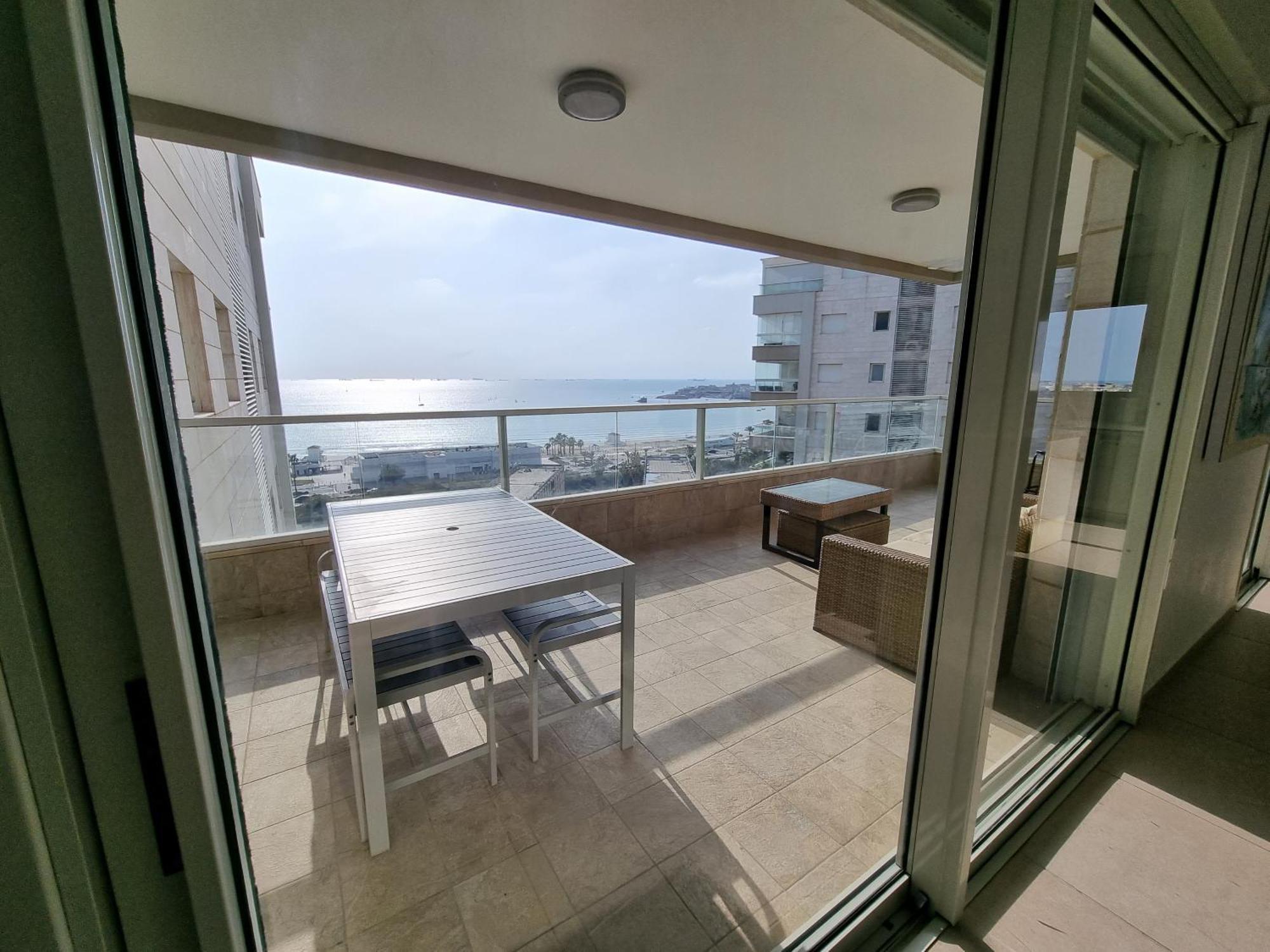 Beachfront Gallery アッコ 部屋 写真