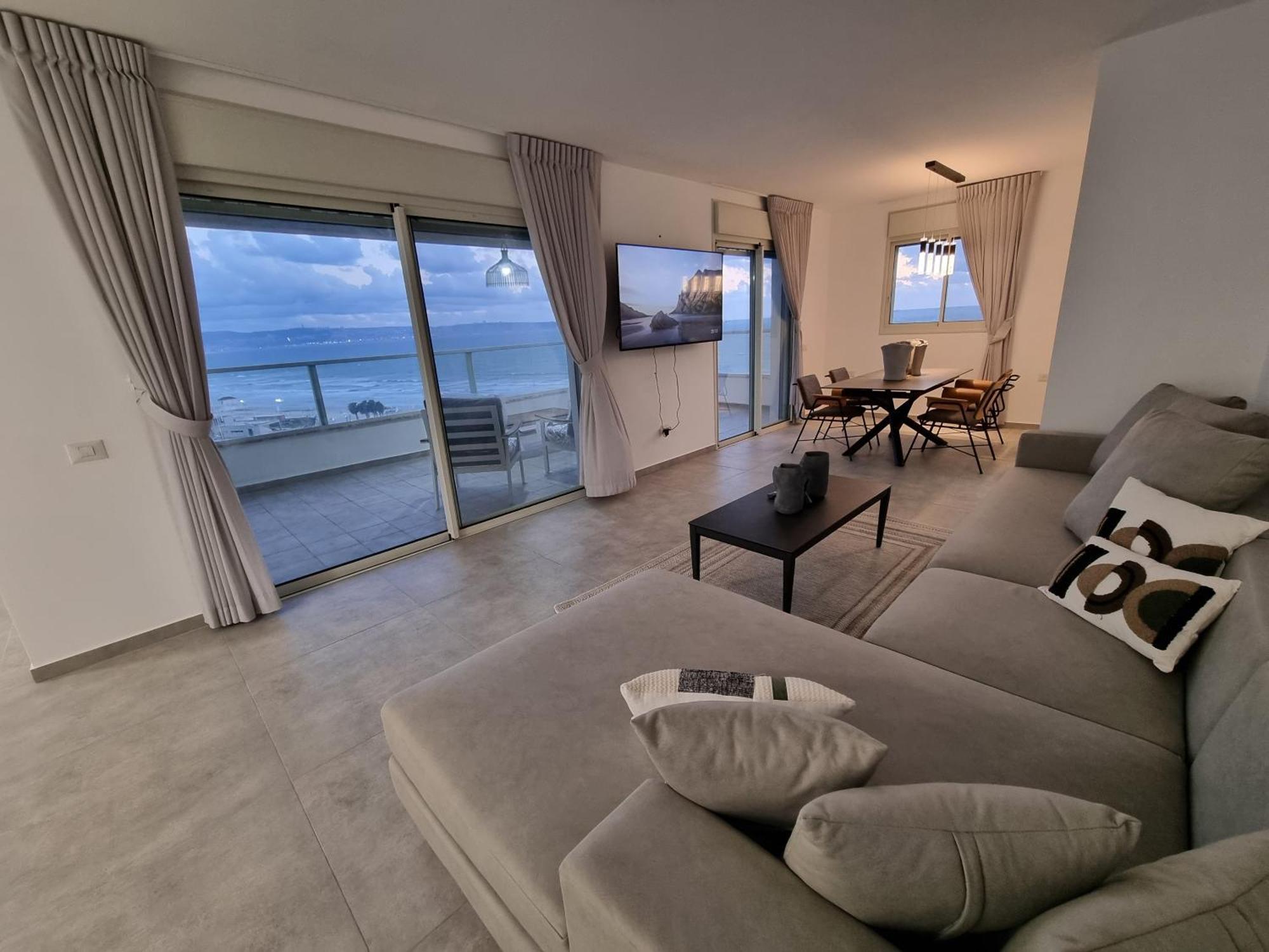Beachfront Gallery アッコ 部屋 写真