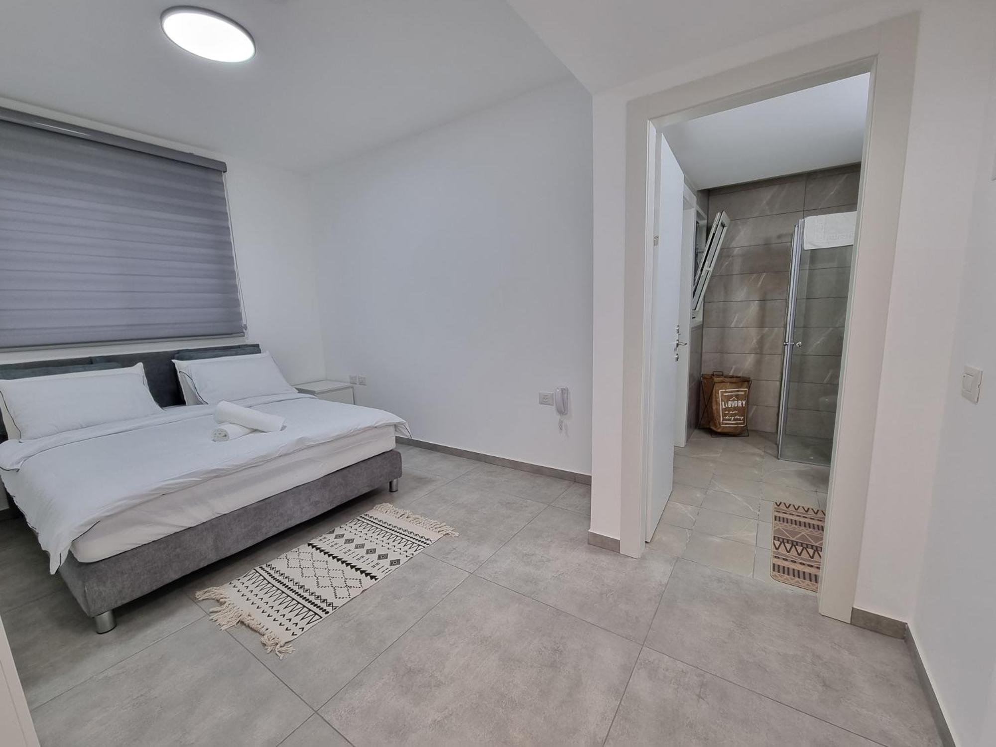 Beachfront Gallery アッコ 部屋 写真