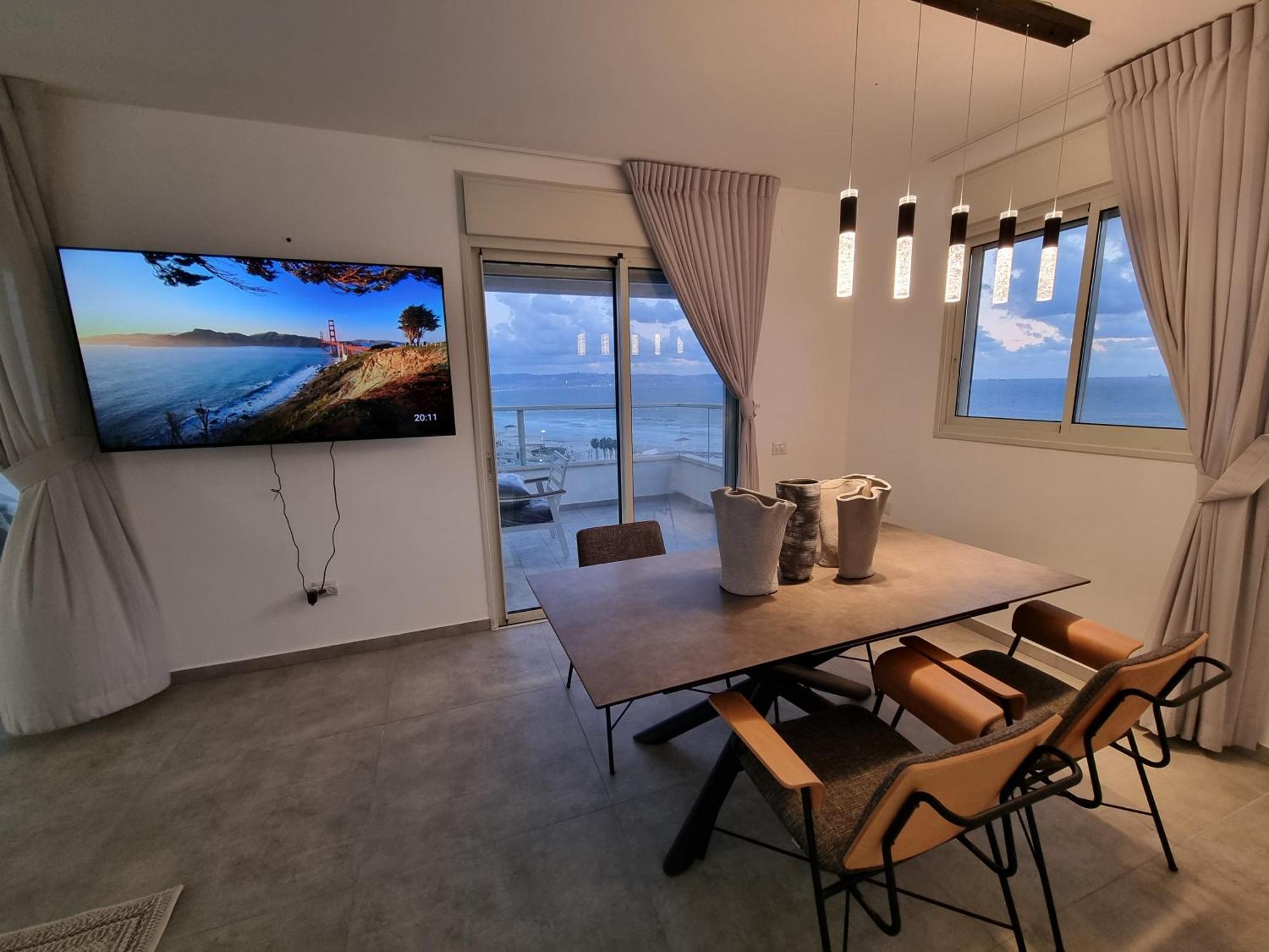 Beachfront Gallery アッコ 部屋 写真